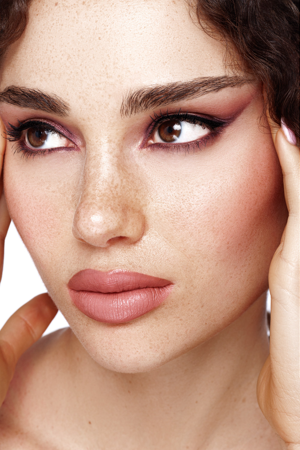 Primo piano di un make-up editoriale realizzato da Camilla Casula: ombretto rosato, sguardo intenso e incarnato luminoso