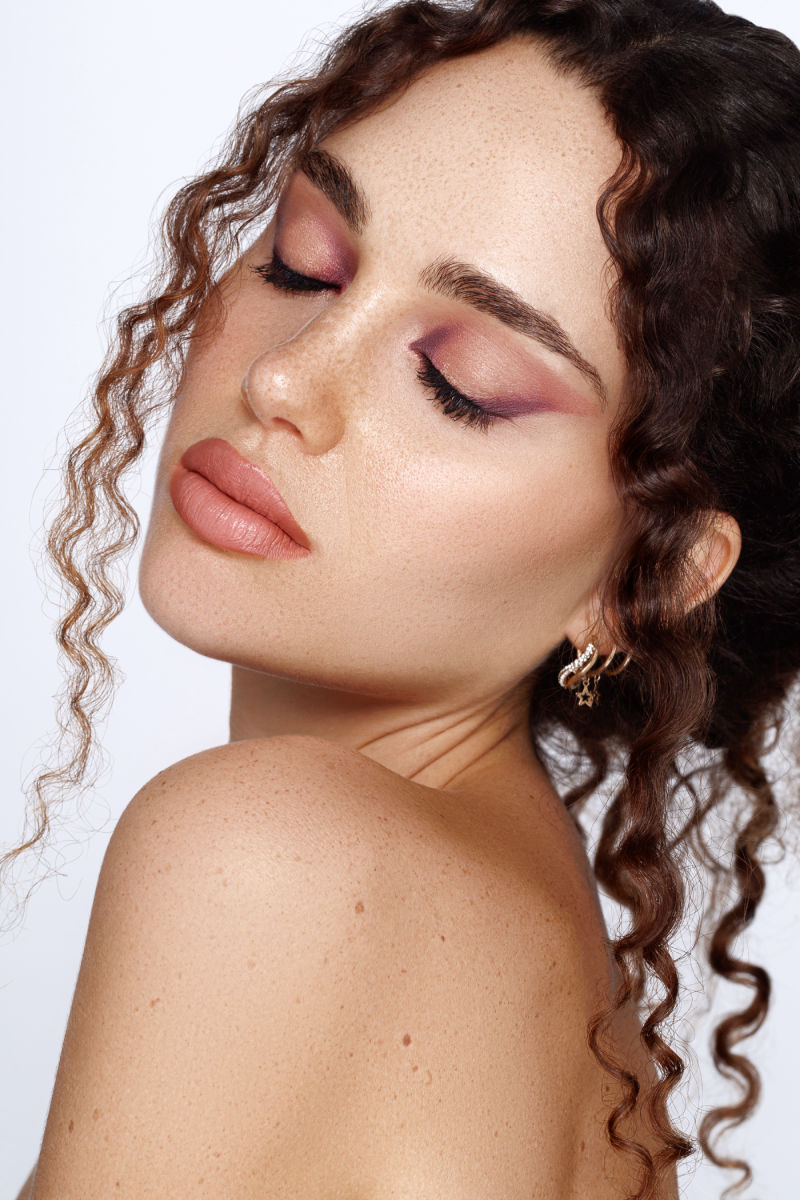 Beauty editoriale con smokey rosato e lentiggini