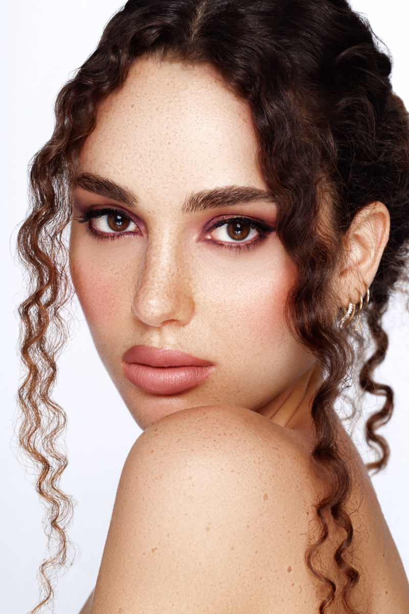 Doppio ritratto beauty con labbra scure e nude