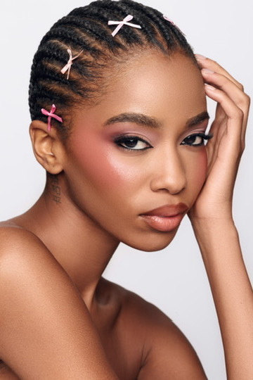 Beauty look con blush rosa intenso e fiocchi