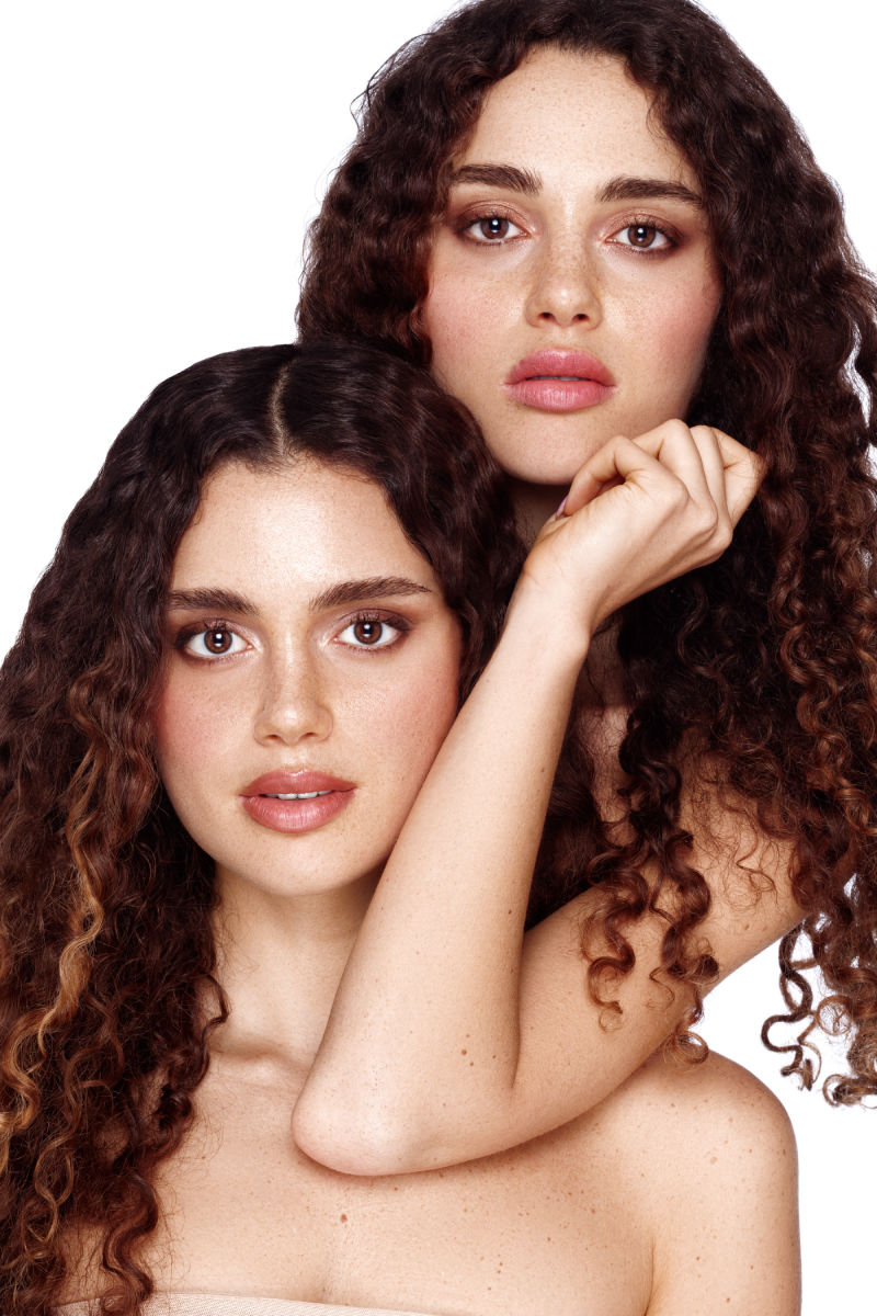 Ritratto beauty con capelli ricci e incarnato luminoso