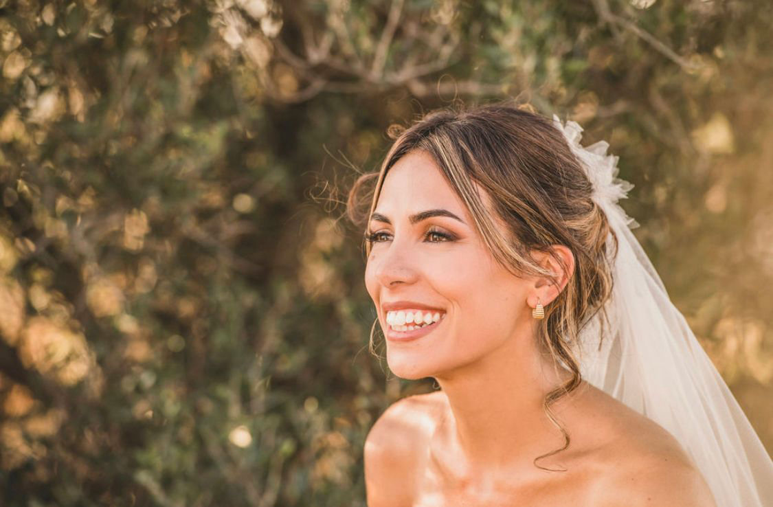 Sposa sorridente con make-up naturale luminoso