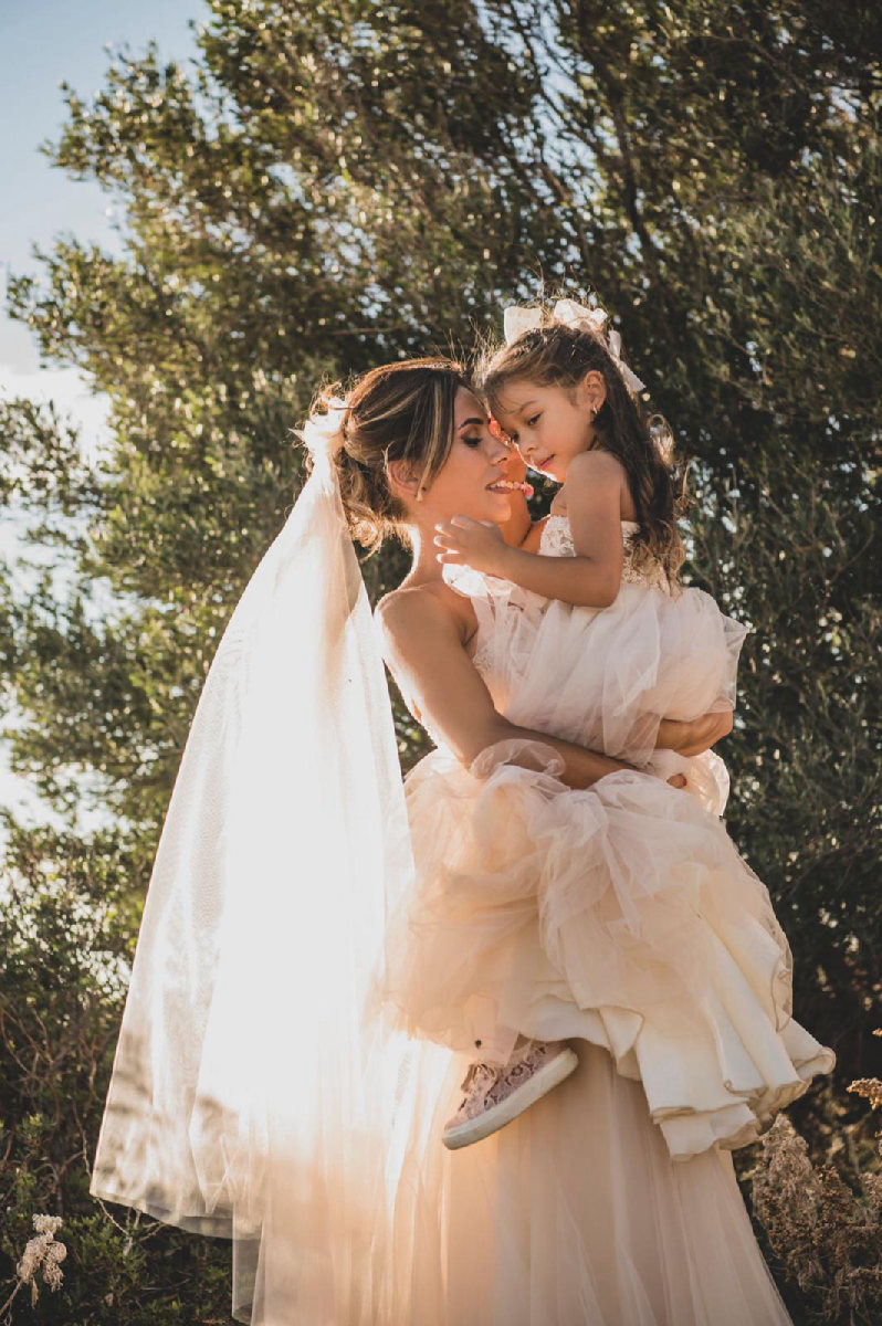 Sposa con la sua bambina, ritratto all'aperto