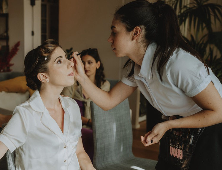 Camilla Casula durante la preparazione della sposa