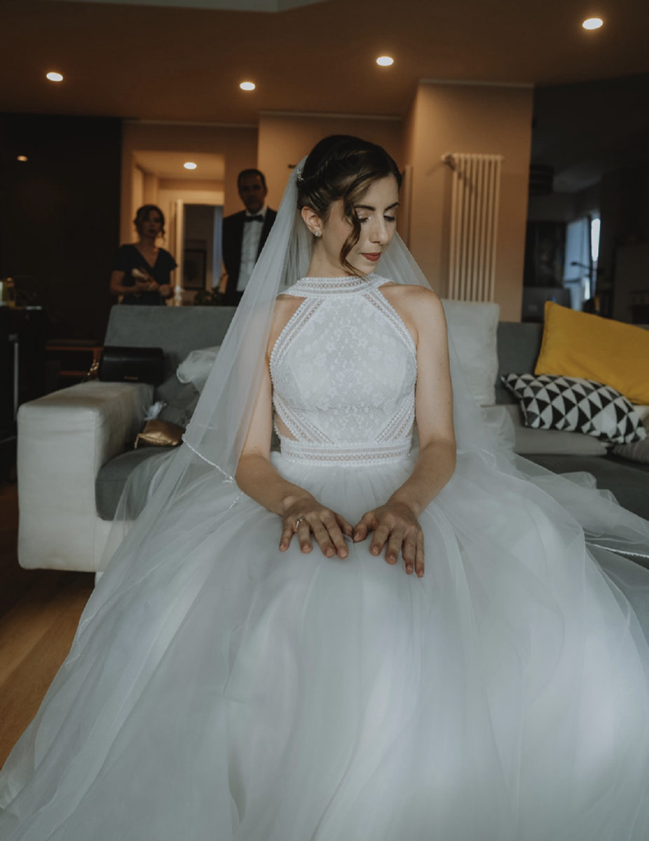 Sposa con abito voluminoso e velo