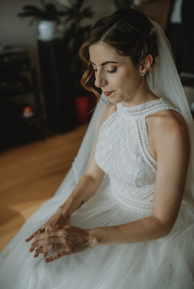 Sposa con velo, ritratto intimo prima della cerimonia