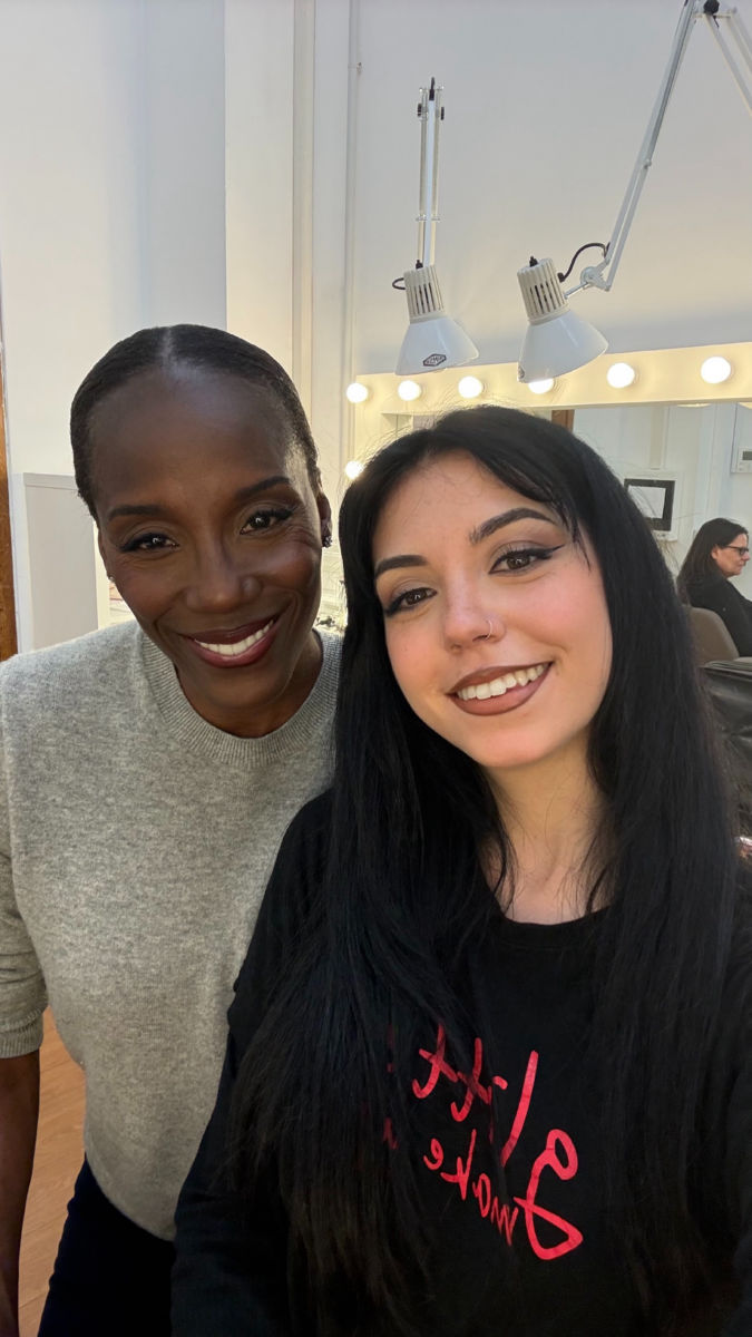 Camilla Casula sul set con un'ospite del programma